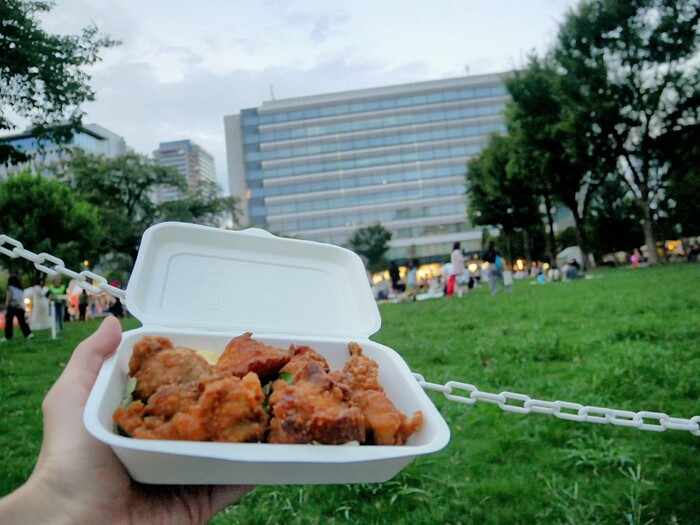 芝生の上で食べると、ピクニック気分もひとしおです