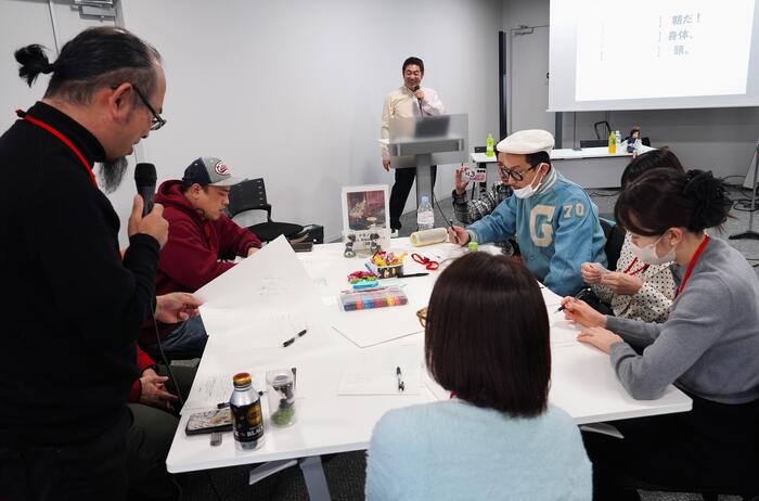 ラップを発表する参加者