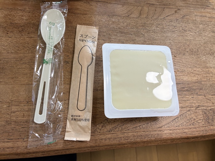 お豆腐とスプーン２つ。