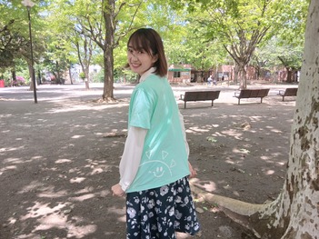 おひさま冒険団Tシャツを見せてくれる綾羽さん