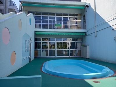 ひがしなかの幼稚園のプール