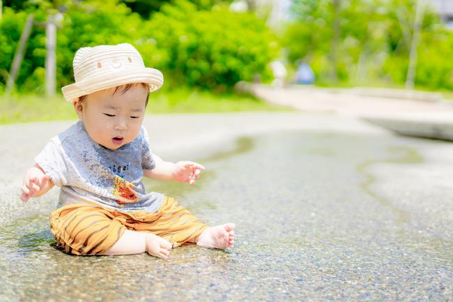 小さい池で水遊び