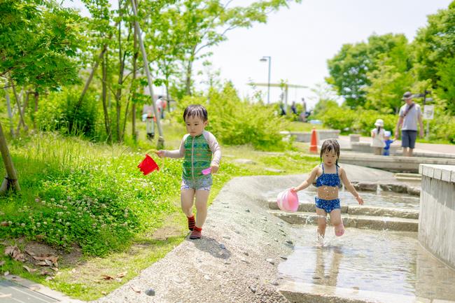 水路で水遊び