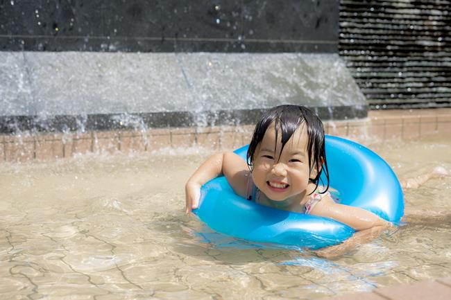 浮き輪で水遊び