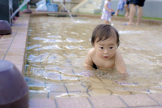 ハイハイしながら水遊び