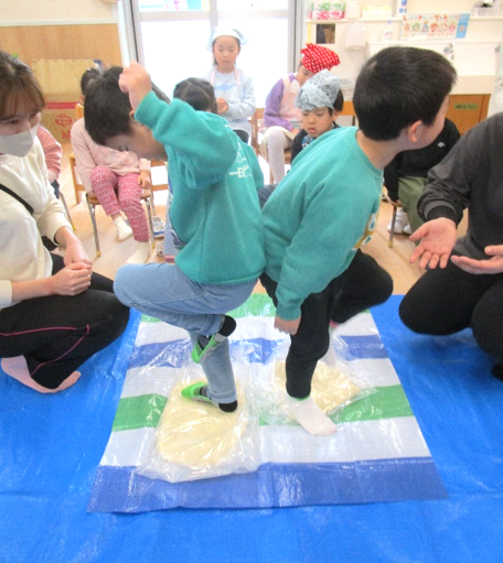 うどんを足でフミフミ