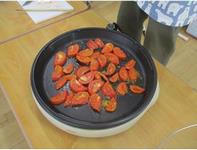 トマトを焼いている写真