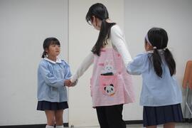 演劇の練習をする写真