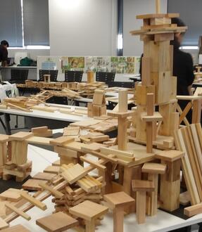 端材を積み上げた作品