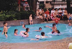 上鷺東公園のじゃぶじゃぶ池で遊ぶ子どもたち