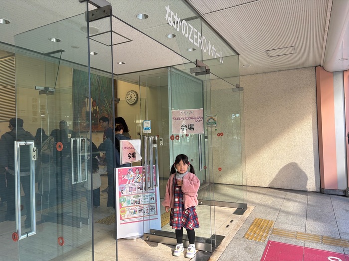 会場入り口に立つちびメトちゃん