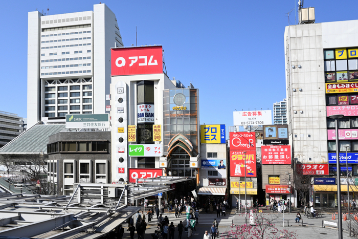 中野駅北口に直結した中野サンモール商店街。