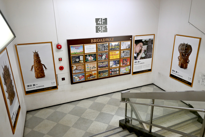 中野ブロードウェイ商店街の『階段ギャラリー』では作品と作家の創作風景をポスターで紹介。