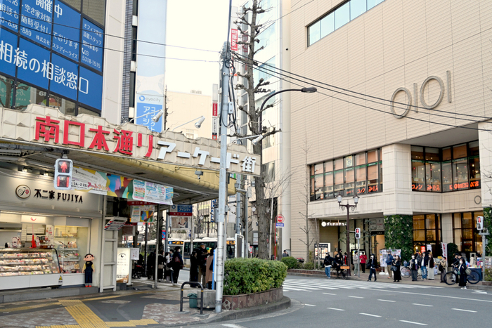 中野南口駅前商店街の入り口と中野マルイ。