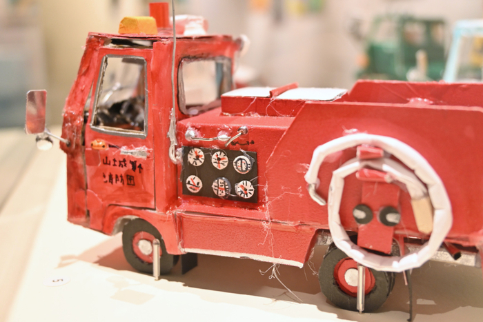 尾澤 佑貴作「いすゞエルフ 消防車」（2003年）。