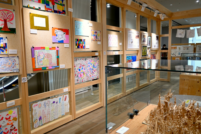 愛成会主催「I say 展」。