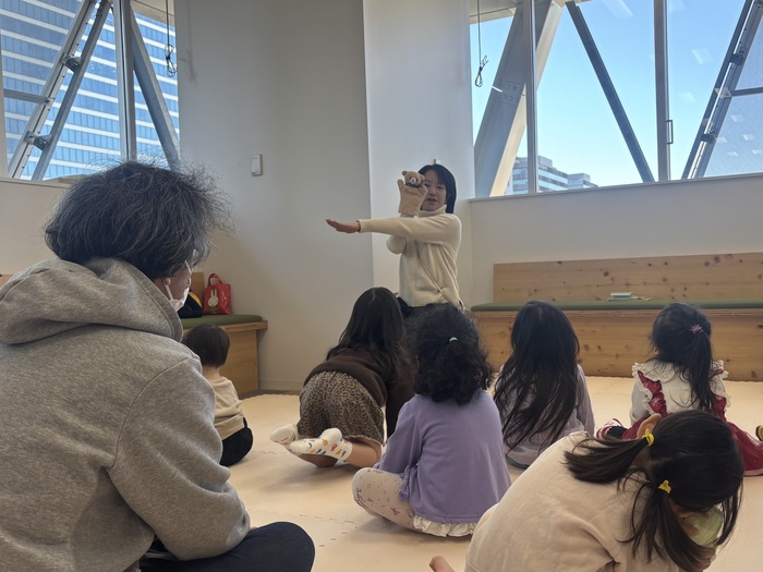 パペットや指人形を使ったお話をしている様子