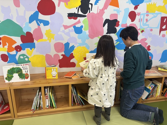 絵本に興味津々のちびめとちゃん