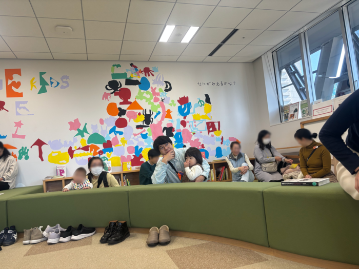 後ろのスペースで読み聞かせを楽しむメト太郎とパパ