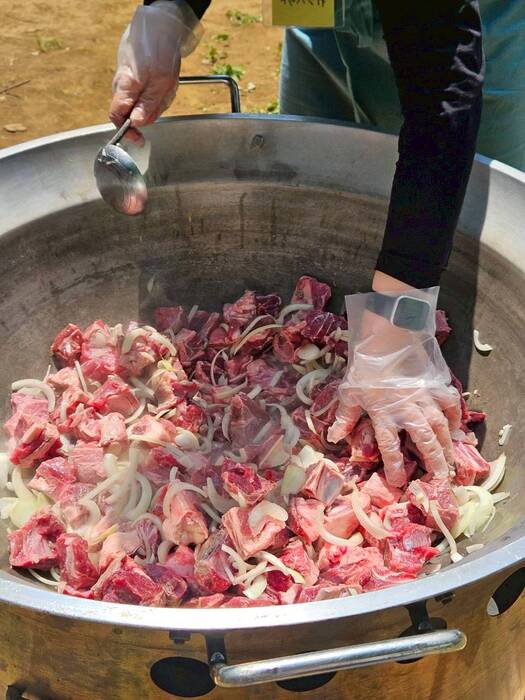 大鍋で煮込む様子は迫力満点 。