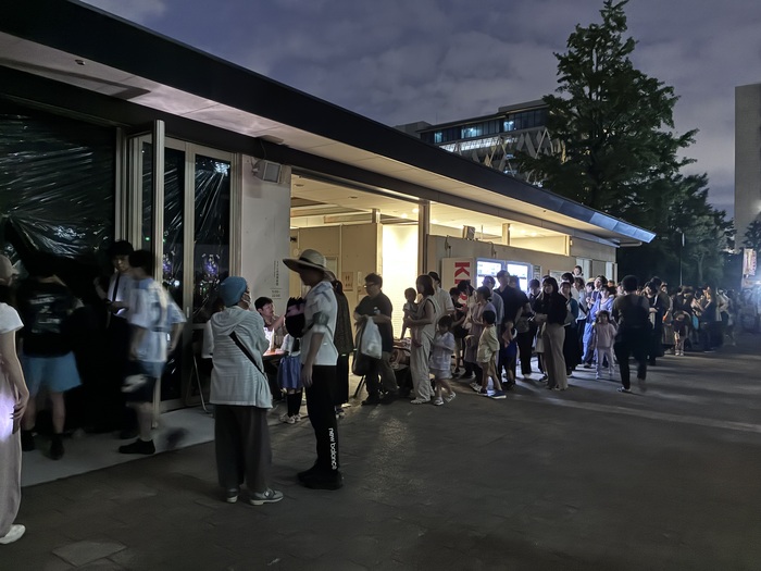 初日の入場口の様子。長蛇の列はここだけではなく…。
