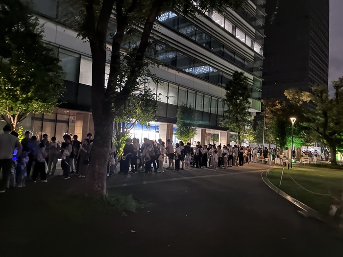 なんと中野駅側のローソンの近くまで！何百人並んでいたんだろう…。