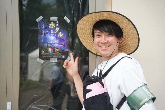 当日お会いした堀江さんの様子。ホタルのバッグが可愛い