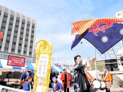 客席近くで振られる旗