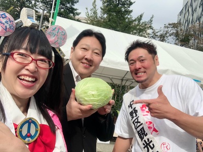 キャベツを買う酒井中野区長