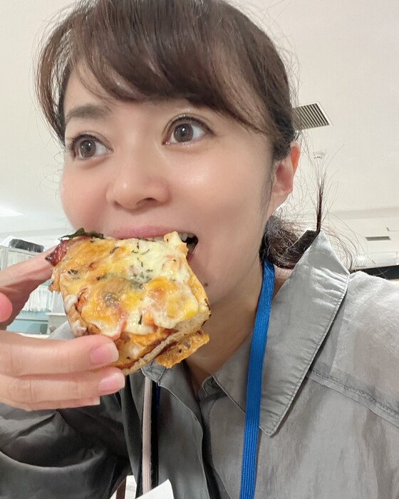 ピザトーストを頬張る筆者