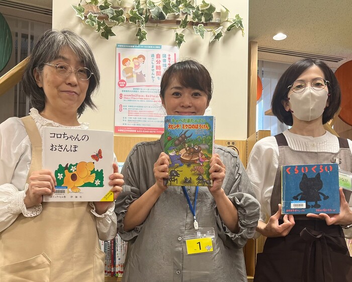左が子育て支援アドバイザーの本田さん。右が松永さん。おすすめの本と一緒に