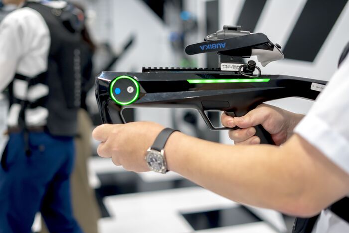 武器を構える様子