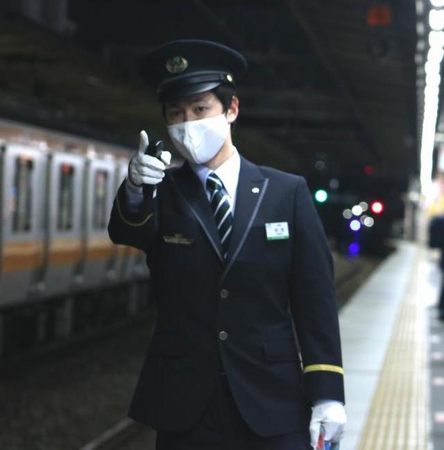 中野駅駅員が安全確認を行う様子