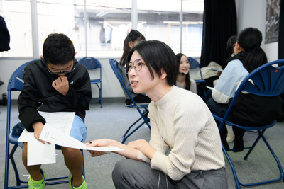 子どもたちに教える様子