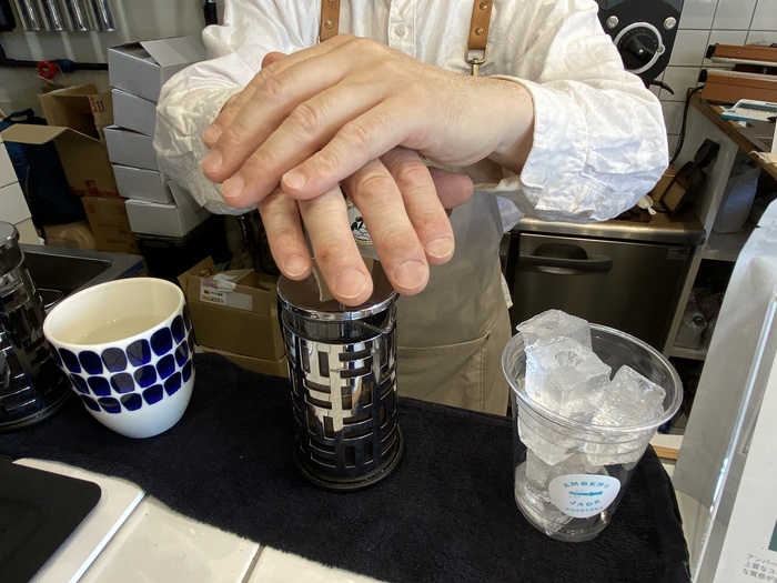 コーヒーを淹れる様子