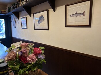 店内には森田店長の私物が飾られている。