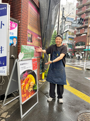 Cheer Up Cafeの看板と小椋店長