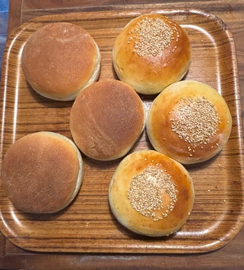 トレーに並べられたCROIXのパンたち