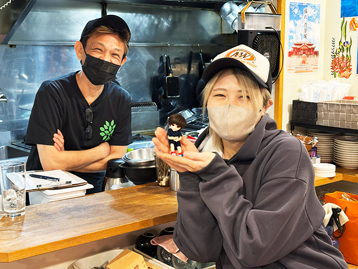 沖縄生まれの店長と、新潟生まれの店員のお姉さん。恥ずかしい…ということで今日はマスク越しですが、それでも素敵な笑顔が伝わります♪