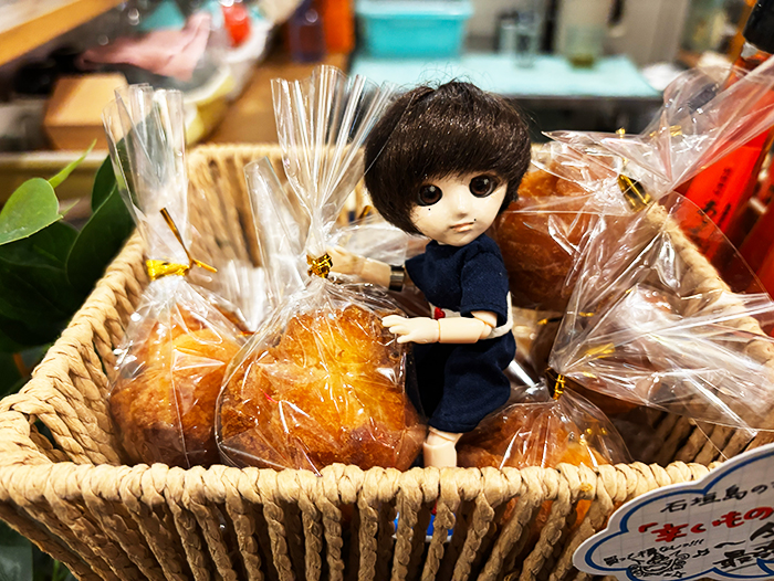 お土産のサーターアンダギーとちびナカノさん