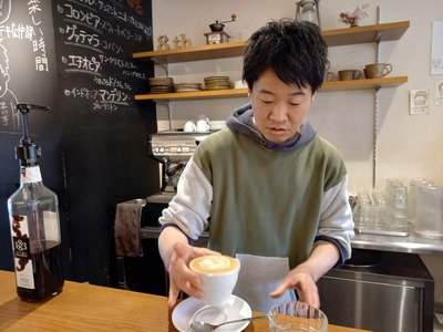 カフェラテを作る早川さん