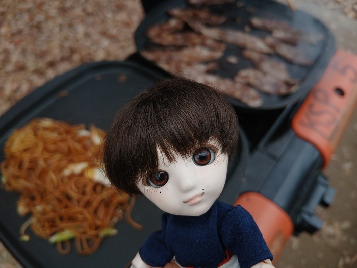 鉄板を背にしたちびナカノさん