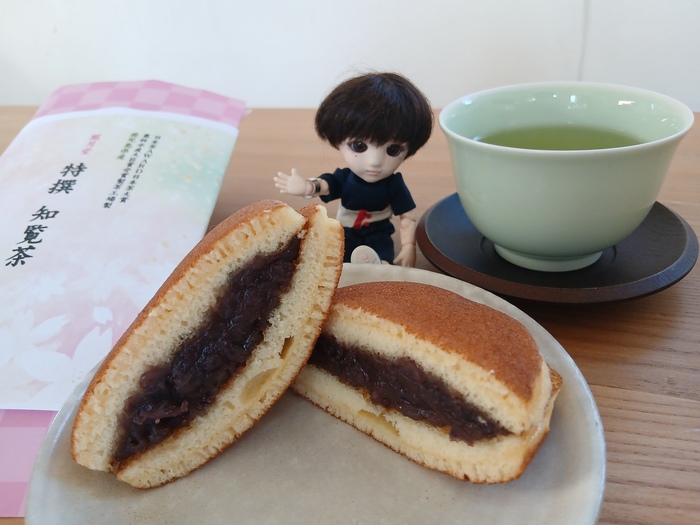どら焼き、緑茶とちびナカノさん