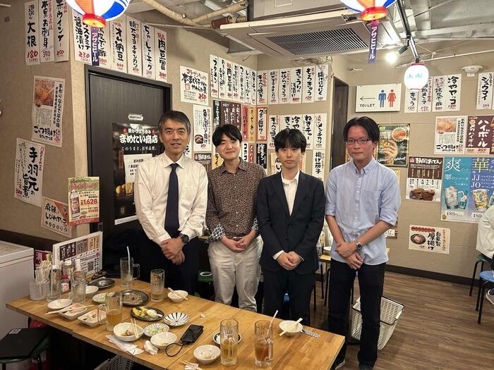 （写真は左より同社の長澤社長、本レポーターのしゅう、レポーターの友人で中野が大好きな愉快な仲間たち）。
