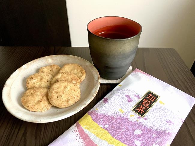 鹿児島知覧茶 100g 1,080円。美味しいお茶は、おせんべいの香ばしさを引き立てます