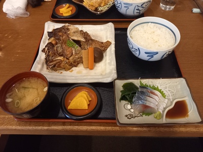 煮魚と関サバ刺しの定食