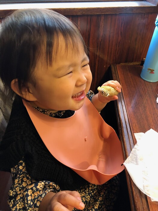 ししゃもフライを頬張るちびメトちゃん