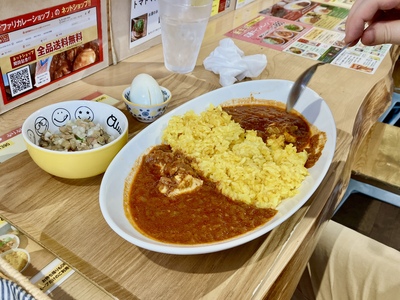 カレーとビーンズサラダ