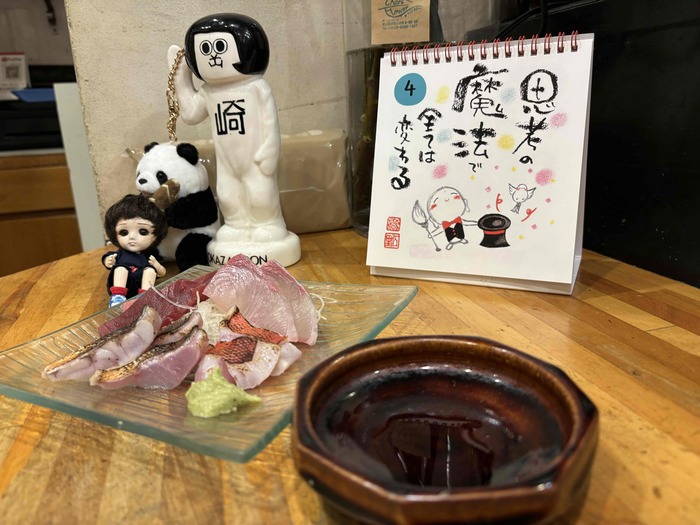 刺し身盛り合わせと愛知県岡崎市の非公式キャラクター「オカザえもん」とちびナカノさん