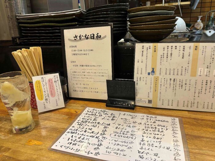 カウンター席に置かれたメニュー表
